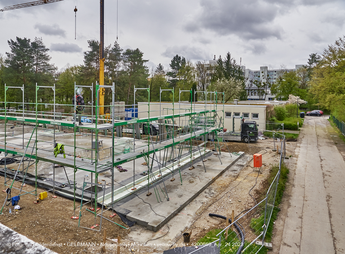 24.04.2023 - Baustelle am Haus für Kinder in der Quiddestraße in Neuperlach